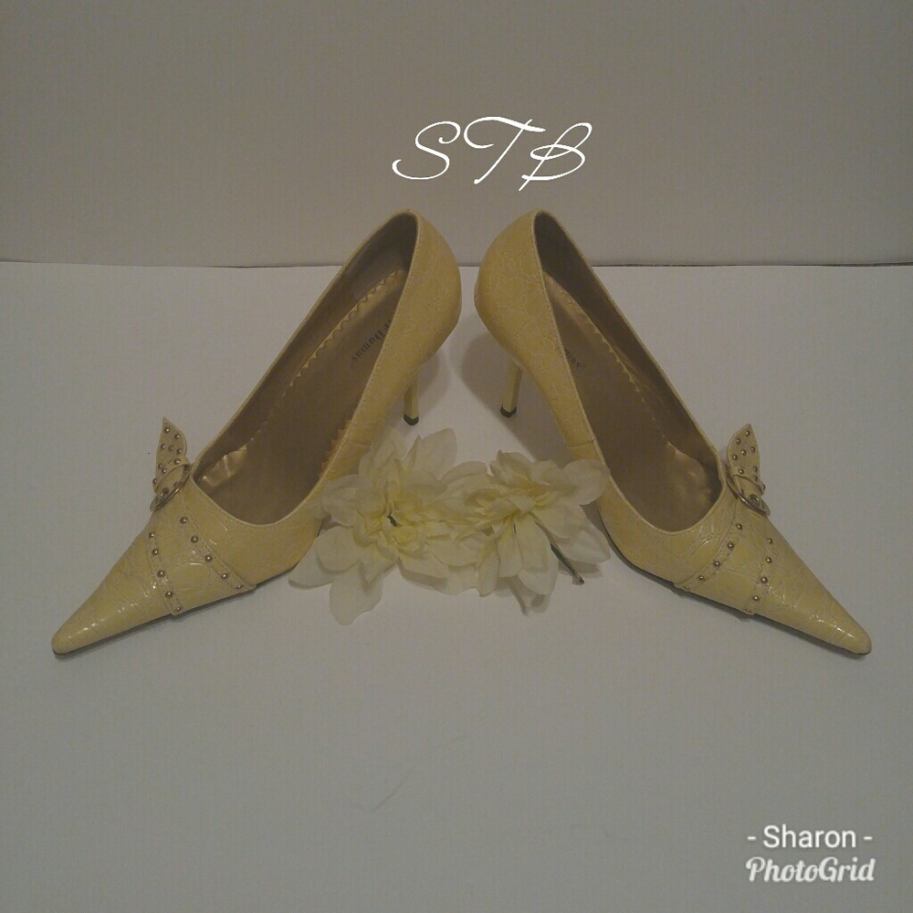Gorgeous soft yellow pointed toe pumps !
